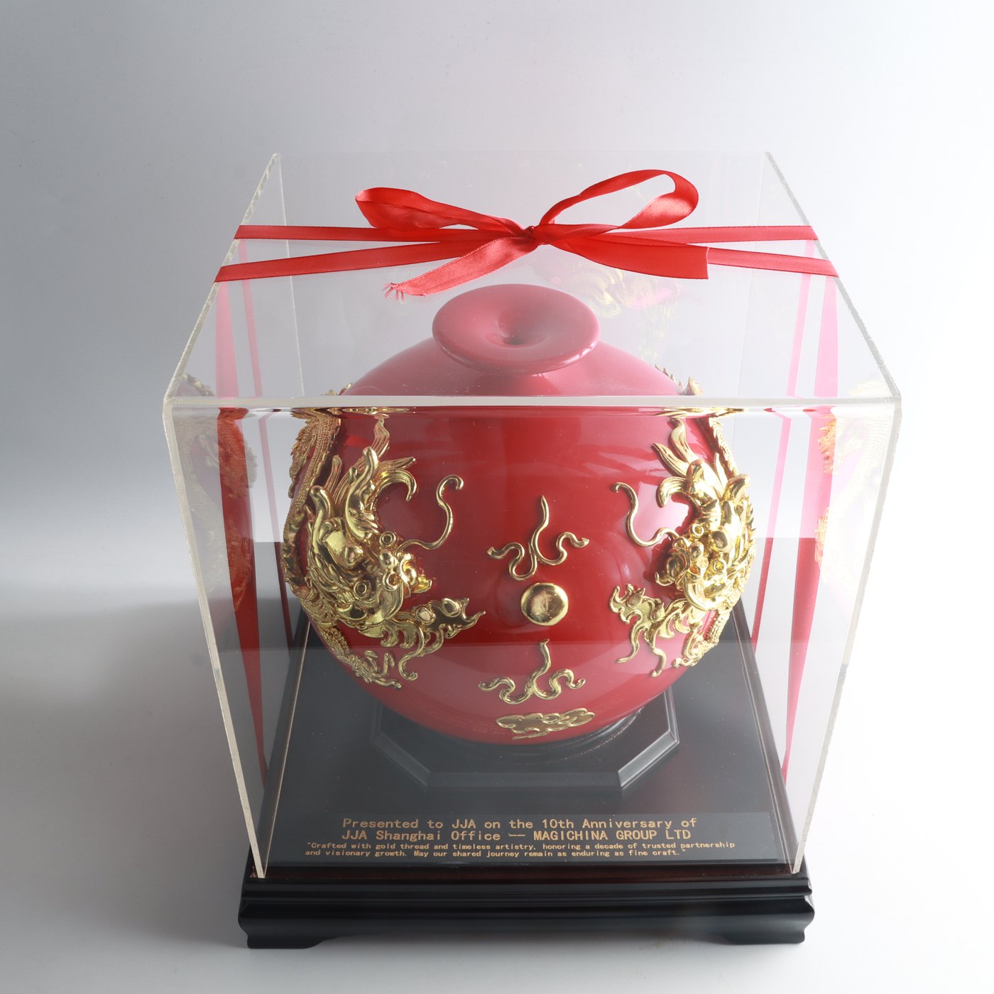 Gift presentation case with ribbon