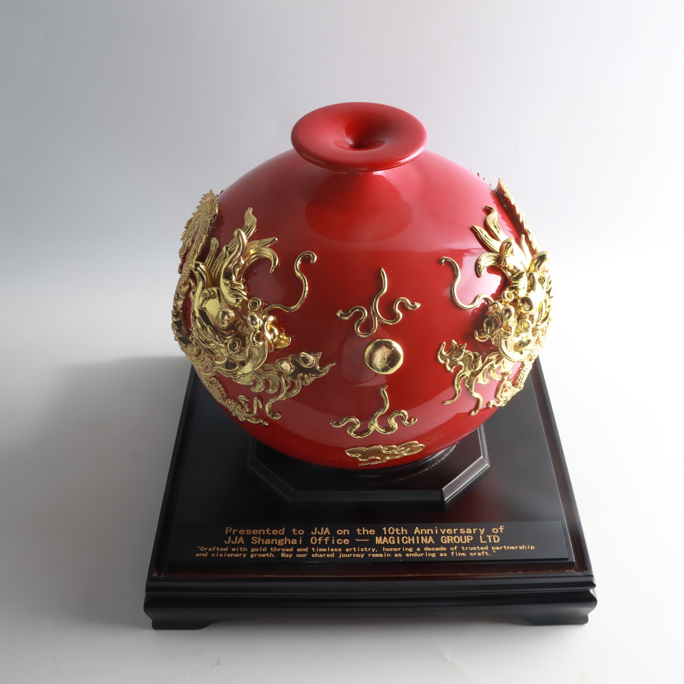 Lacquer-thread gilded vase, close angle